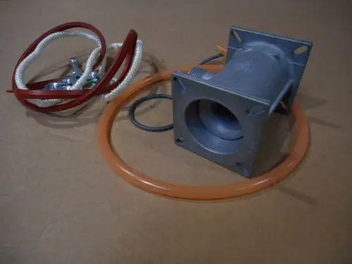 Metallisches Venturi-System mit mehreren Schläuchen und Verbindungselementen. Teile von Remeha zur Verwendung in Heizungsanlagen oder ähnlichen Anwendungen.